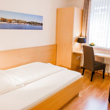 Zimmer mit franzsösischem Bett in Münster